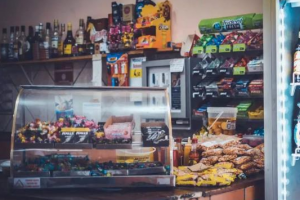 分享个小众偏门生意路子：临期食品项目！